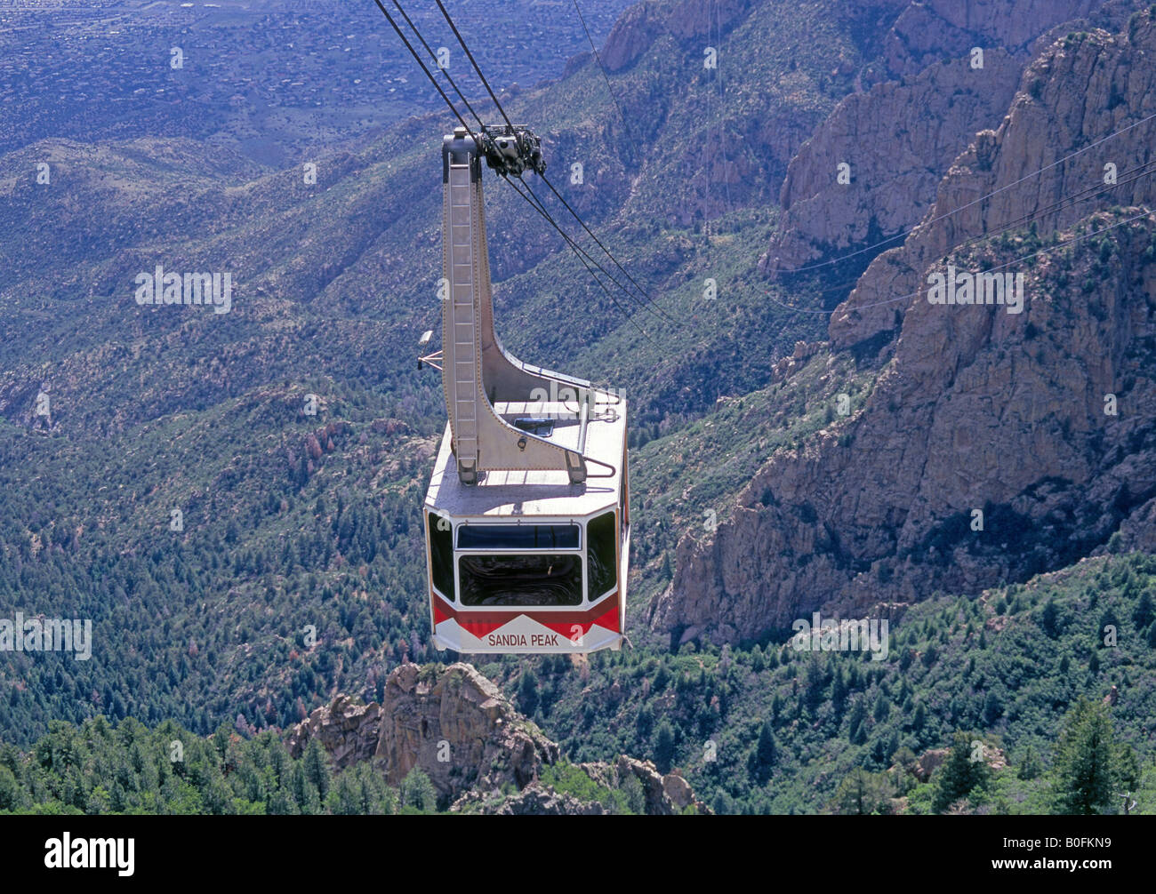 Ein Auto auf der Sandia Pendelbahn in den Sandia Bergen nahe der Stadt Albuquerque Stockfoto