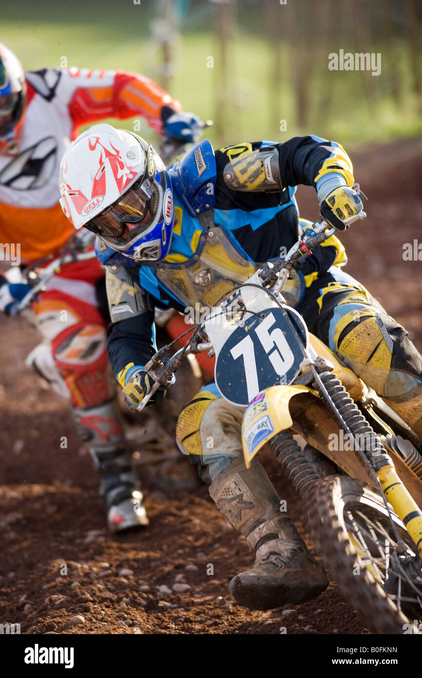 Twin Shock Vintage Motocross Fahrer MX Schmutz schlammigen mit knubbeligen Reifen Reifen Twin-Shock Dirt Bike MX Moto-X Kotflügel Power Racer r Stockfoto