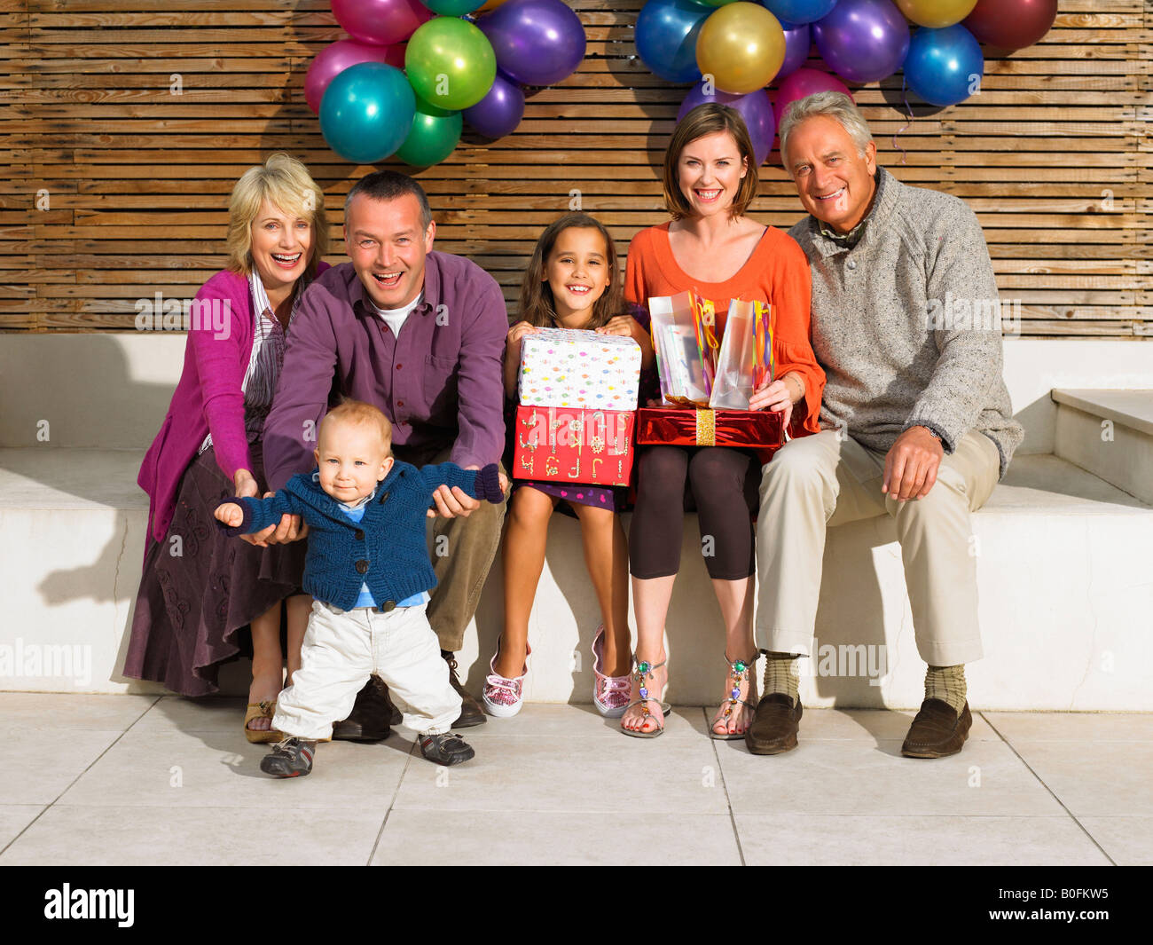 3-Generationen-Familie mit Geburtstagsgeschenke Stockfoto