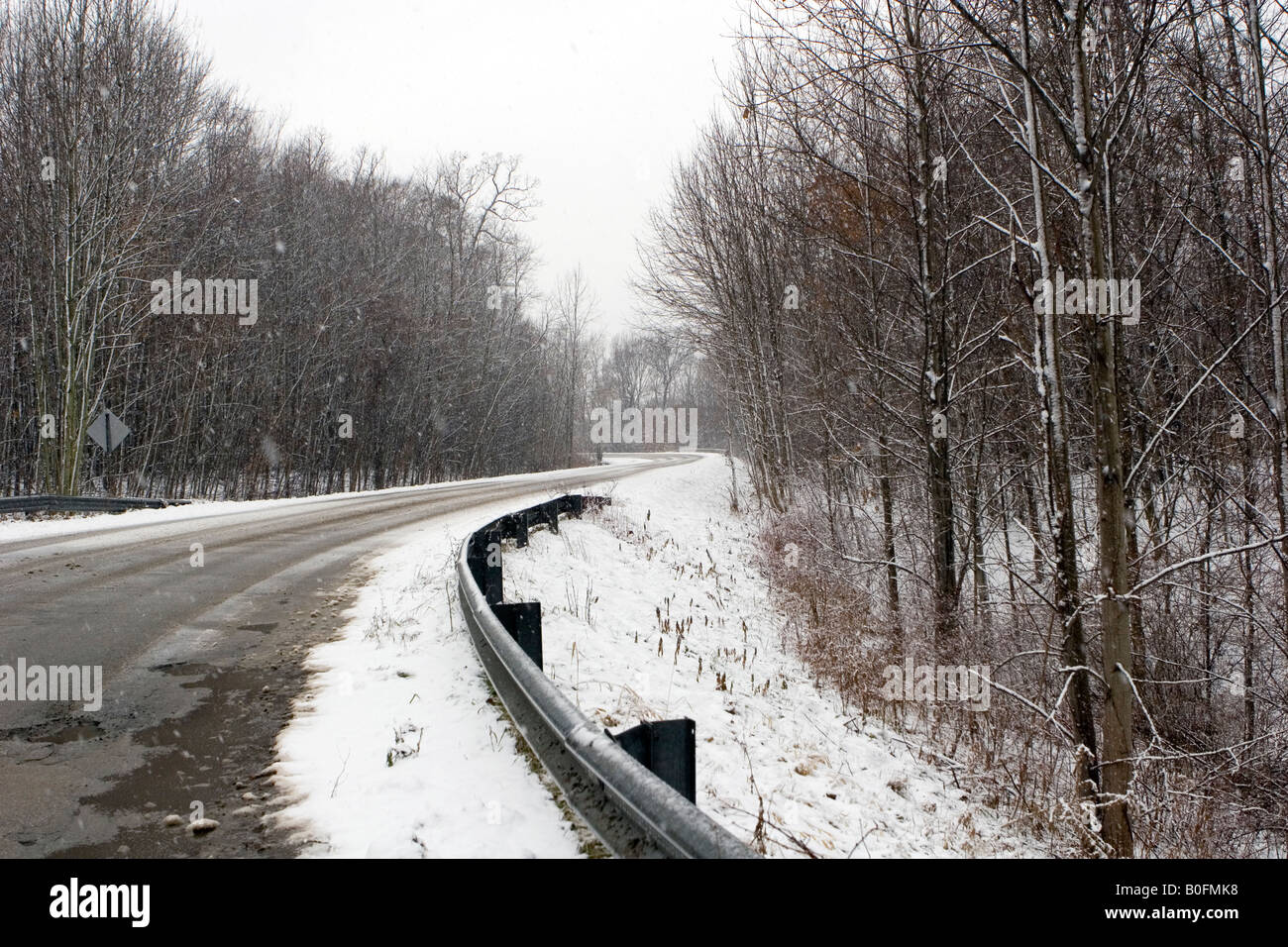 Leichtem Schneefall auf leer, ländlichen Landstraße Stockfoto