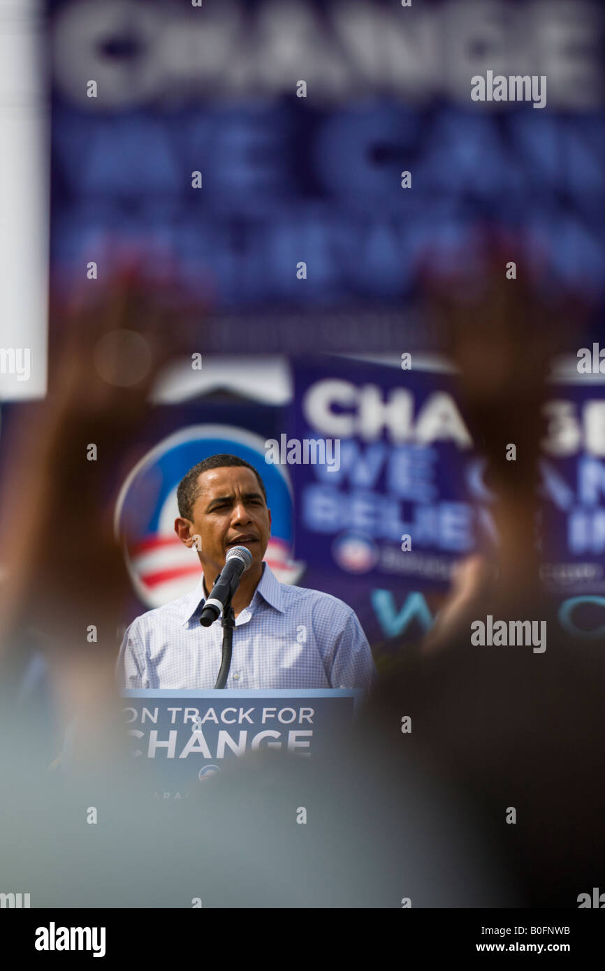 US-Präsident Barack Obama spricht mit einer Menschenmenge in Pennsylvania bei den Präsidentschaftswahlen 2008. Stockfoto