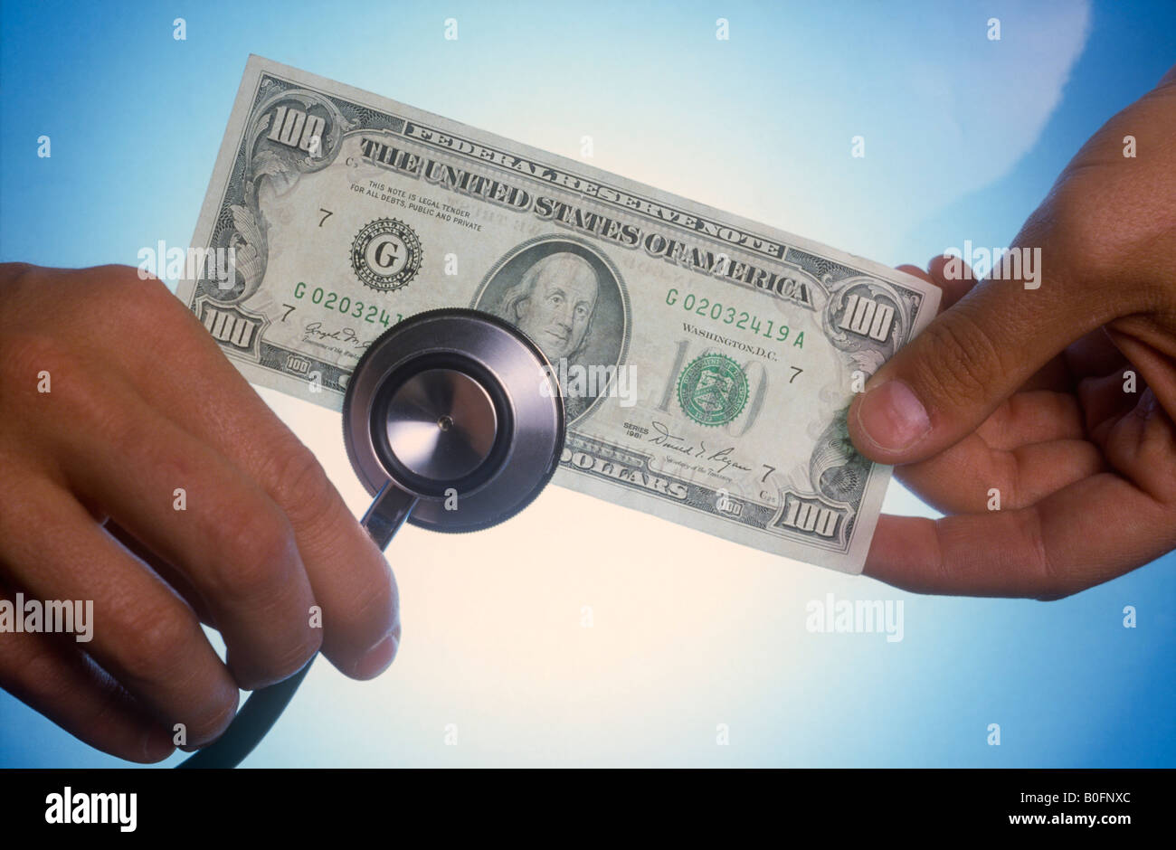 Ein Stethoskop überprüft die Gesundheit der US-Dollar gegenüber anderen Währungen schwach bleibt. Stockfoto