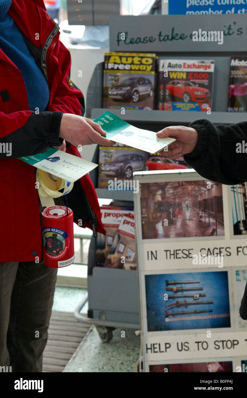 Frau sammeln Geld von weiblichen Shopper bei Morrison für Tiere für Asien Stockfoto