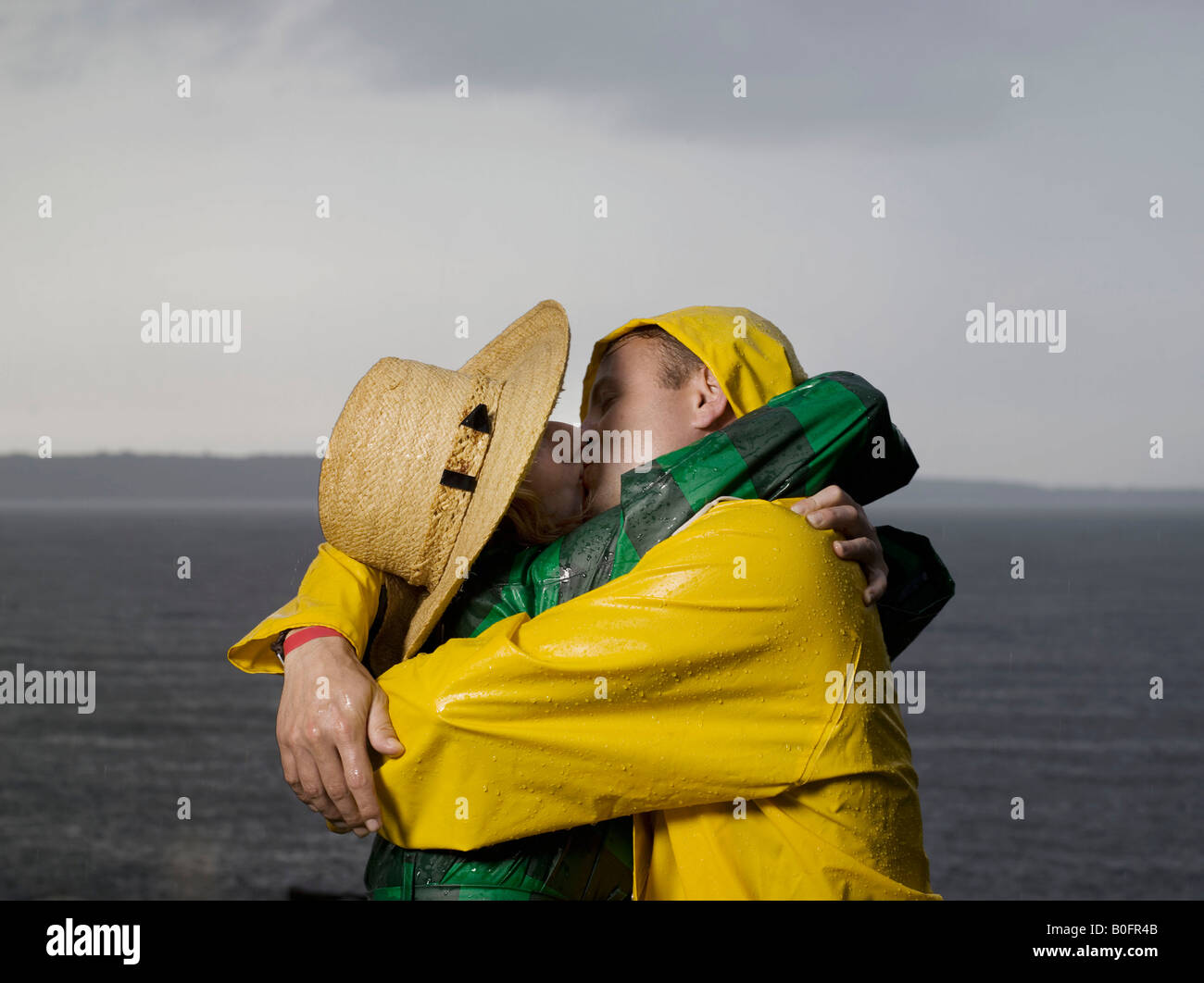 Paar küssen und umarmen im Regen Stockfotografie Alamy Paar küssen und umarmen im Regen Stockfotografie Alamy