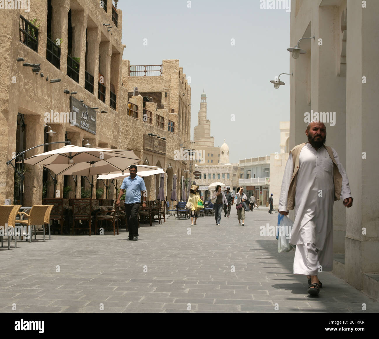 Menschen schlendern über den Markt der Souq Waqif in Doha, Katar. Stockfoto