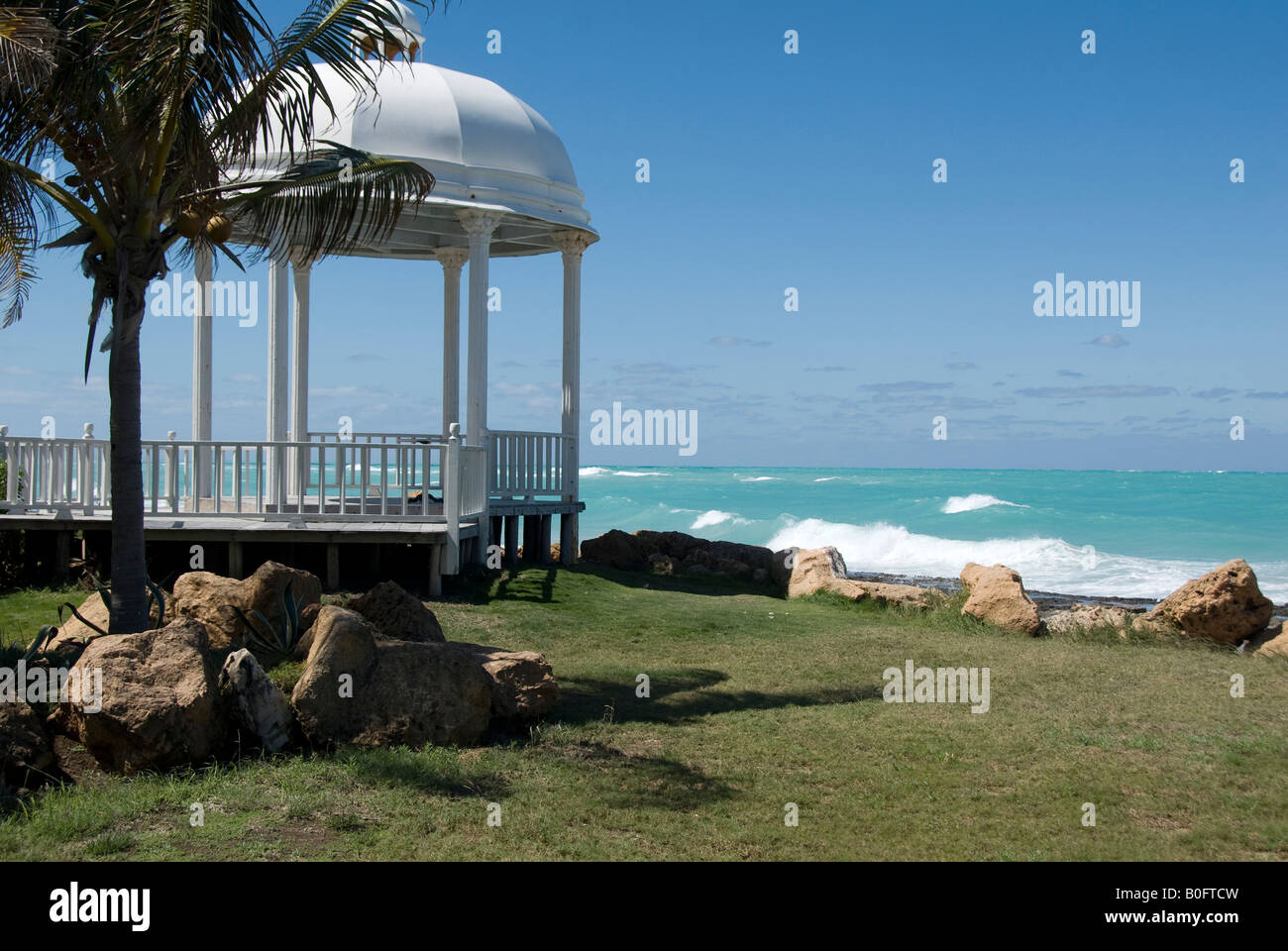 eine Seenlandschaft mit einem Sommerhaus Stockfoto