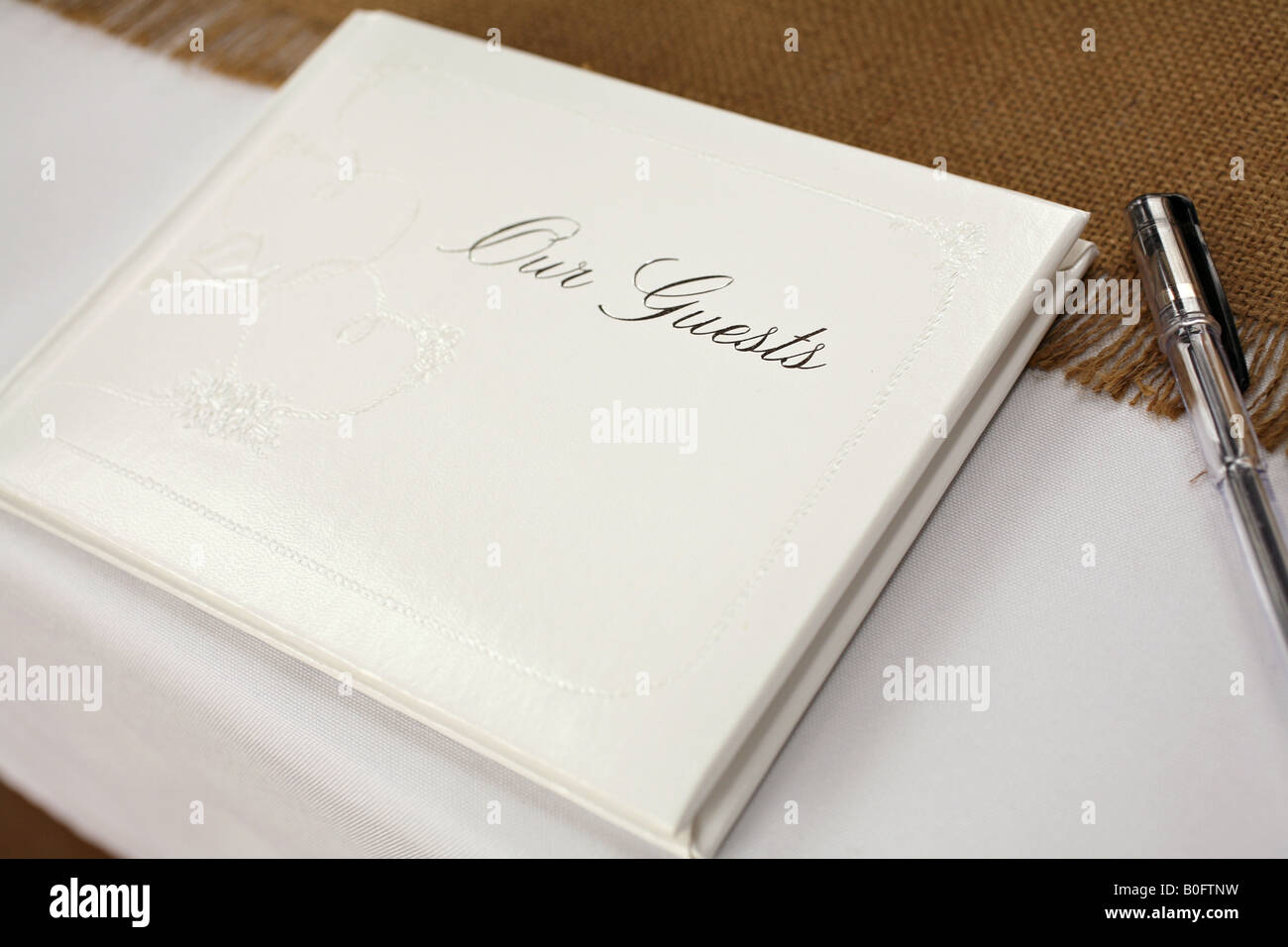 Gästebuch und Stift auf einem Autogrammtisch bei einer Hochzeit Stockfoto