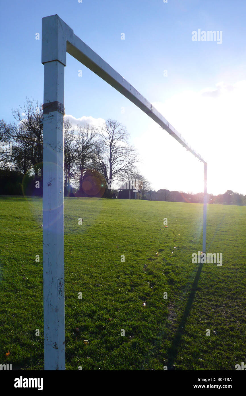 Fußballtor in Sonnenlicht getaucht Stockfoto