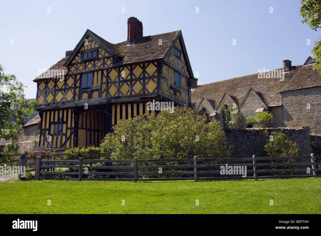 Stokesay Schloss aus dem 13. Jahrhundert befestigtes Herrenhaus aus dem 17. Jahrhundert Holz gerahmt Torhaus Craven Arms Shropshire West Midlands England Großbritannien Stockfoto