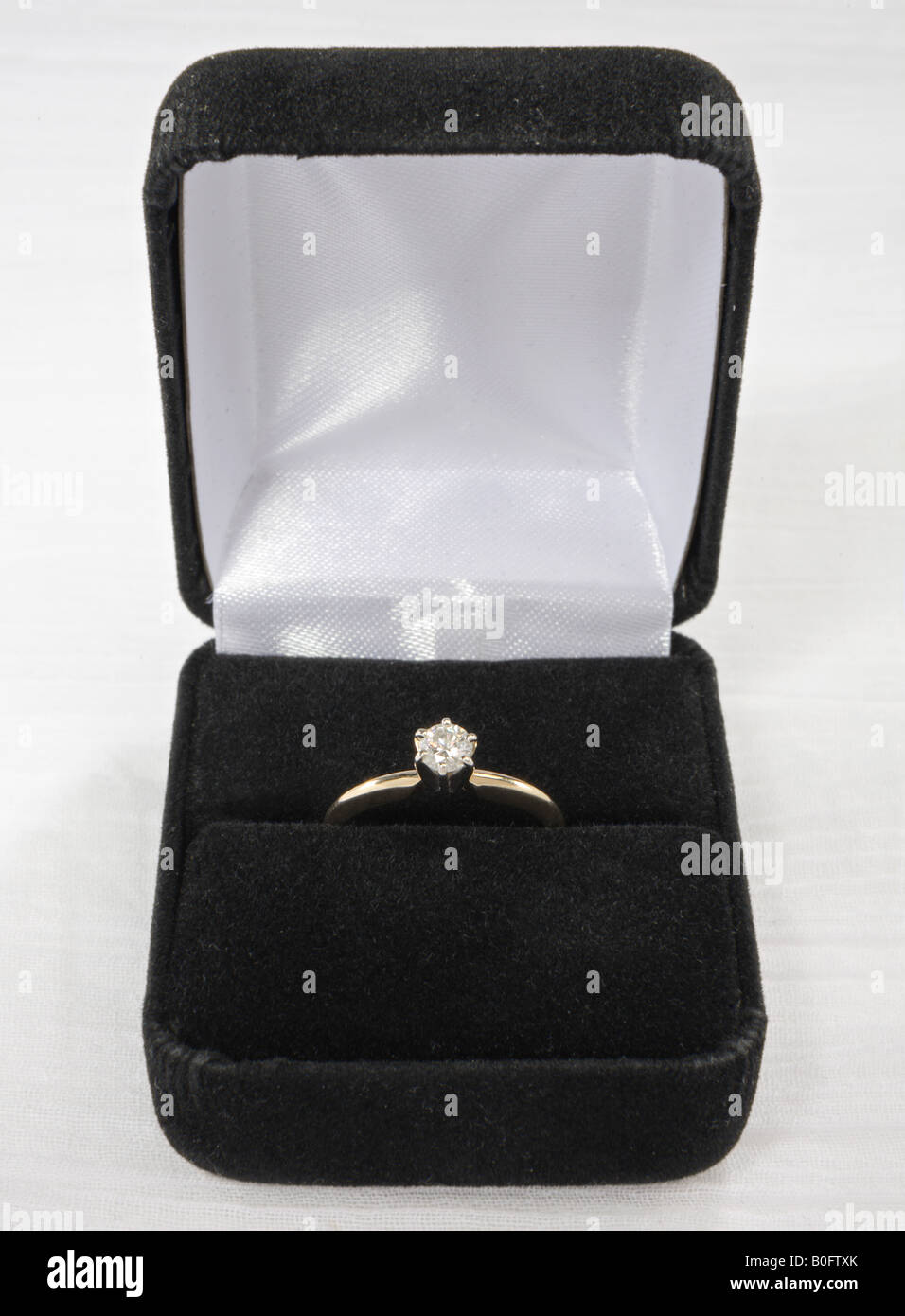 Diamant-Solitär-Ring in box Stockfoto