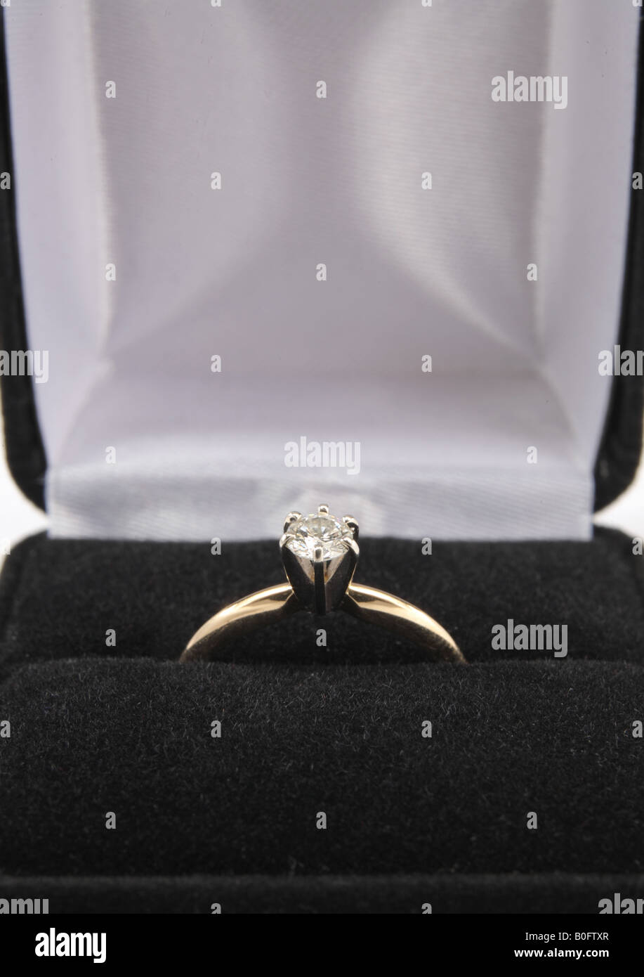 Diamant-Verlobungsring in Box-Nahaufnahme Stockfoto
