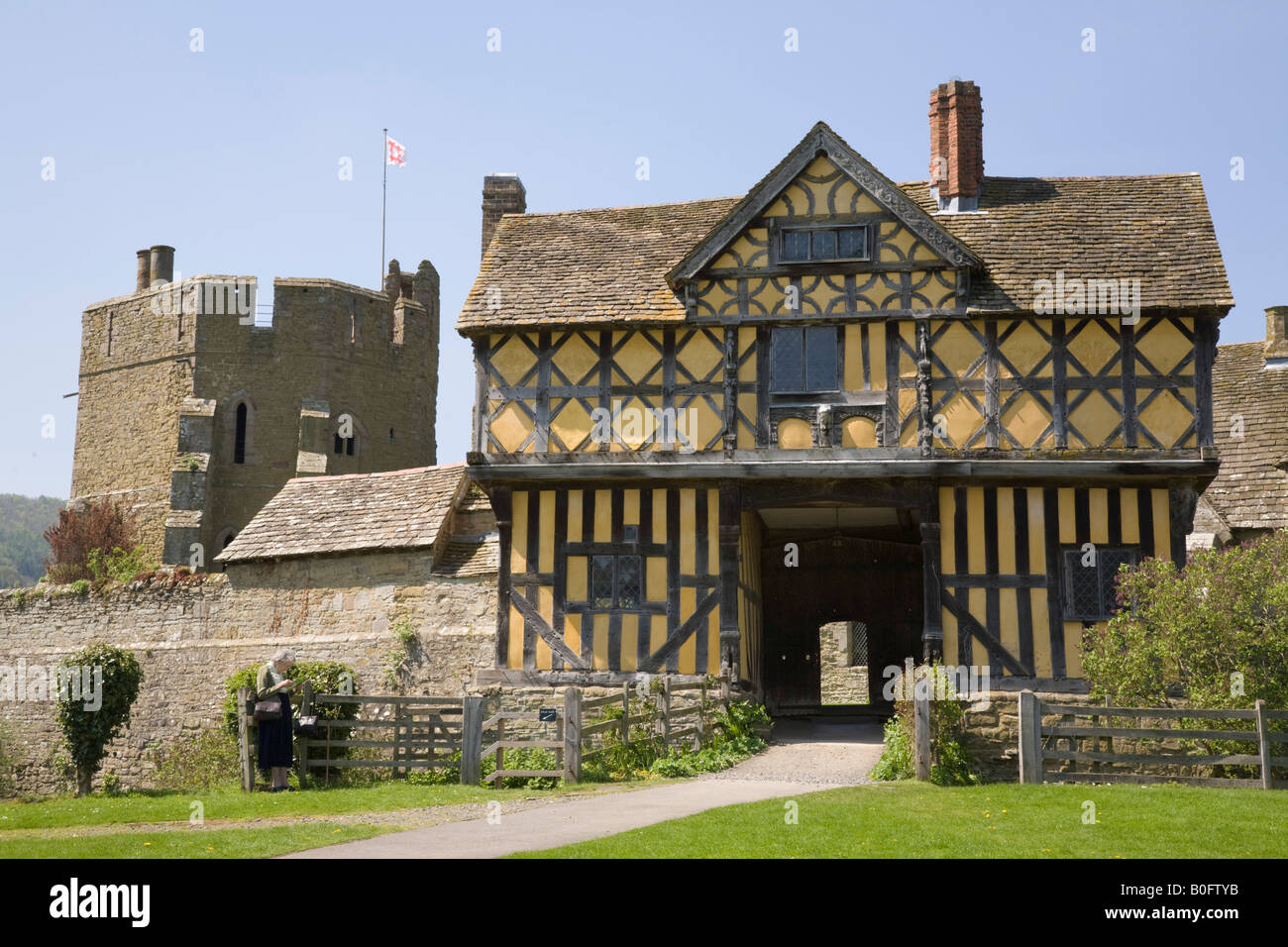 Stokesay Schloss aus dem 13. Jahrhundert befestigtes Herrenhaus aus dem 17. Jahrhundert Holz gerahmt Torhaus. Craven Arms Shropshire West Midlands England Großbritannien Stockfoto