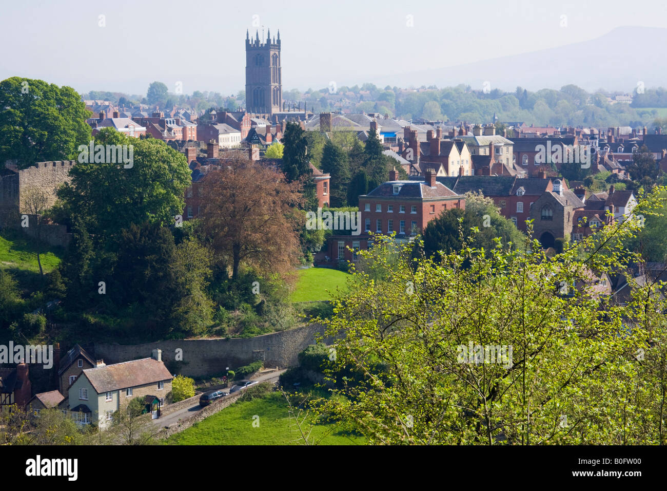 Übersicht der Altstadt Gebäude mit St Laurence's Church Tower. Ludlow Shropshire West Midlands England Großbritannien Großbritannien Stockfoto