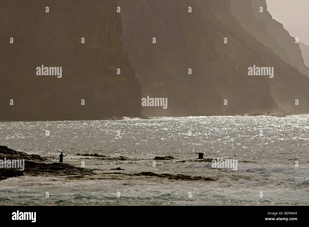 Fischer Angeln an der bergigen Küste in Ponta do Sol auf Santo Antao Insel Kapverden Afrika Stockfoto