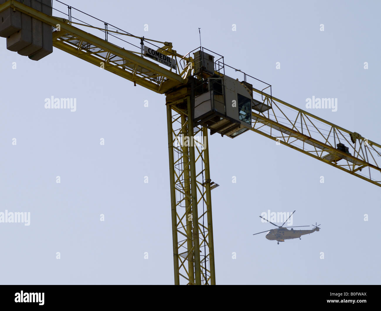 Ein Turmkran mit ein Luft-See-Rettungshubschrauber im Hintergrund Stockfoto
