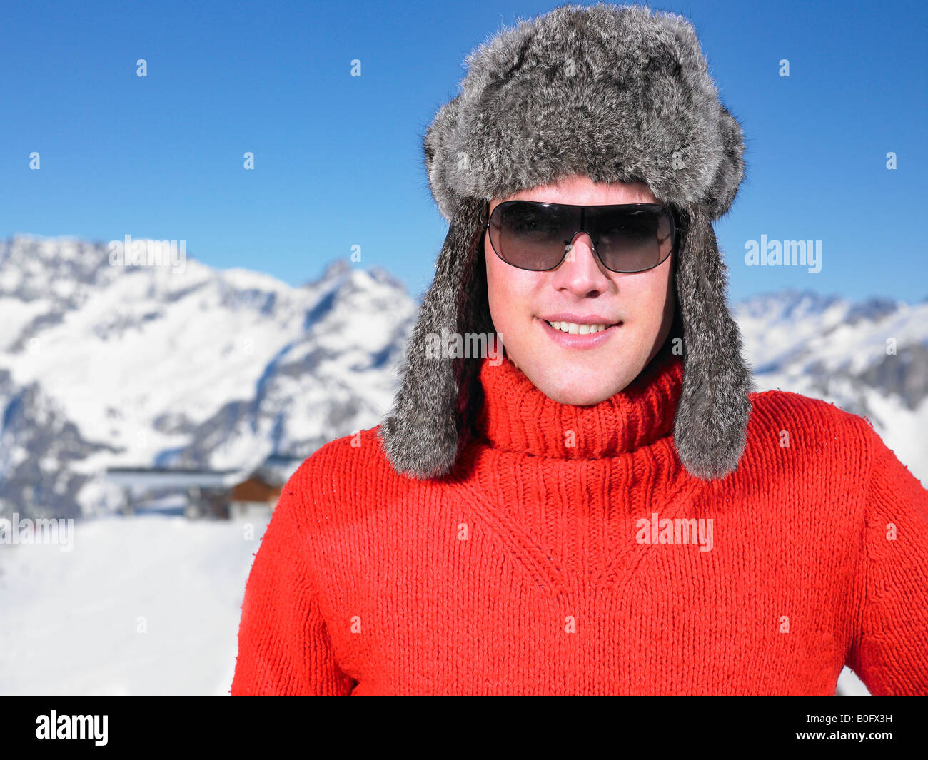 Junger Mann mit Hut in Bergen Stockfoto