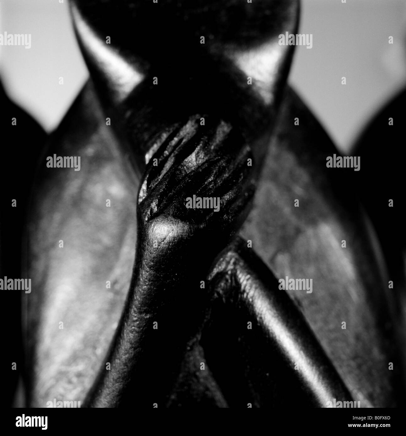 drei Weise Affen hautnah von sprechen keine bösen aus Holz Mahagoni Schnitzen in schwarz / weiß Stockfoto