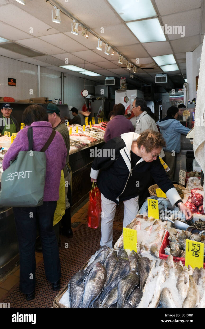 Fischhändler auf Mott Street, Chinatown, Lower Manhattan, New York City Stockfoto