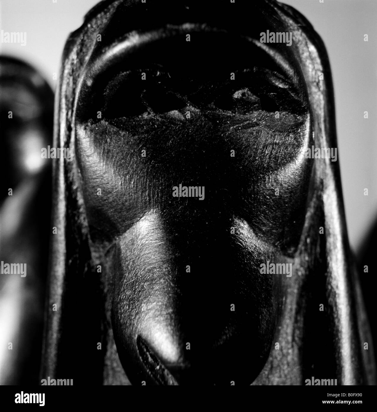 drei Weise Affen Nahaufnahme hören keine bösen aus Holz Mahagoni Schnitzen in schwarz / weiß Stockfoto