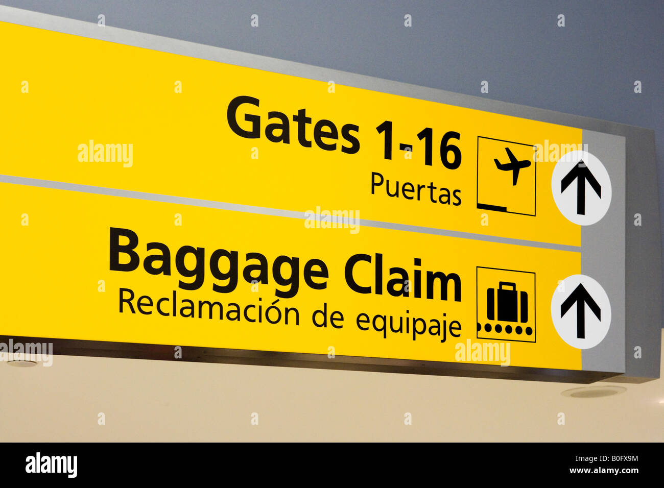 Zeichen Abfluggates und Gepäck zurückfordern in American Airlines Terminal 8, JFK-Flughafen, New York Stockfoto