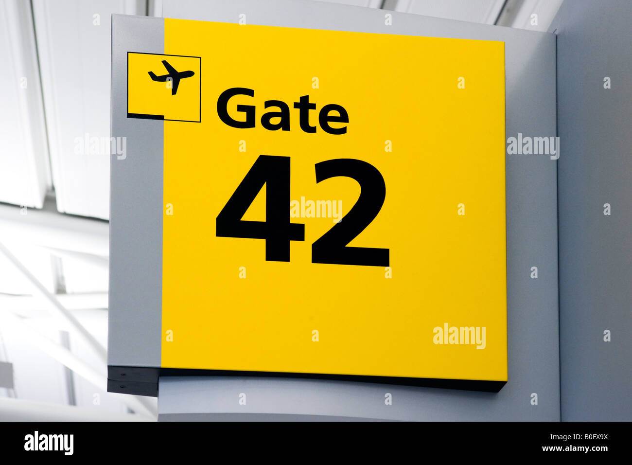 Beschilderung zum Abflug-Gate in American Airlines Terminal 8, JFK-Flughafen, New York Stockfoto