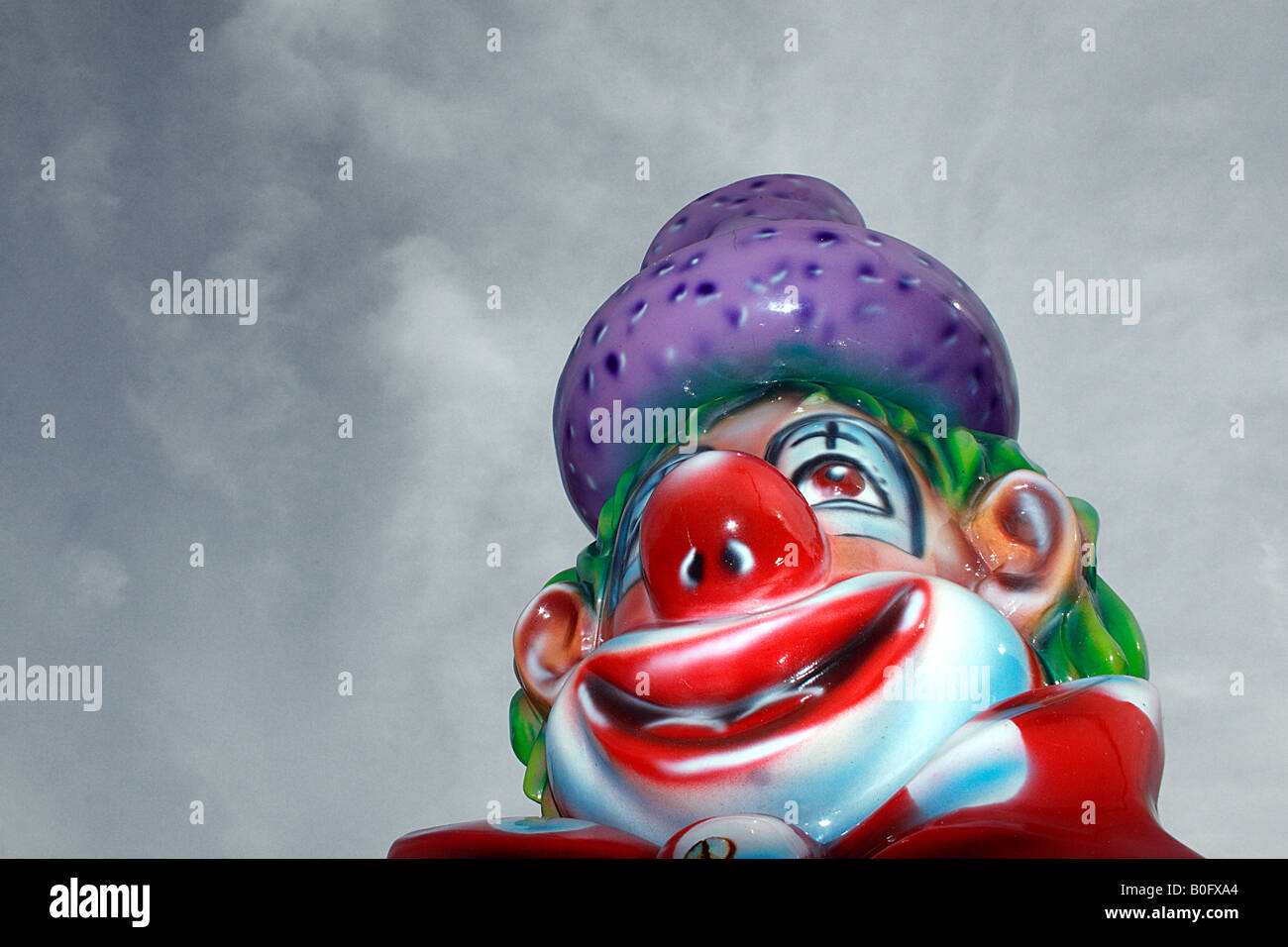 Beängstigend Clown vor einem dunklen Himmel Stockfoto