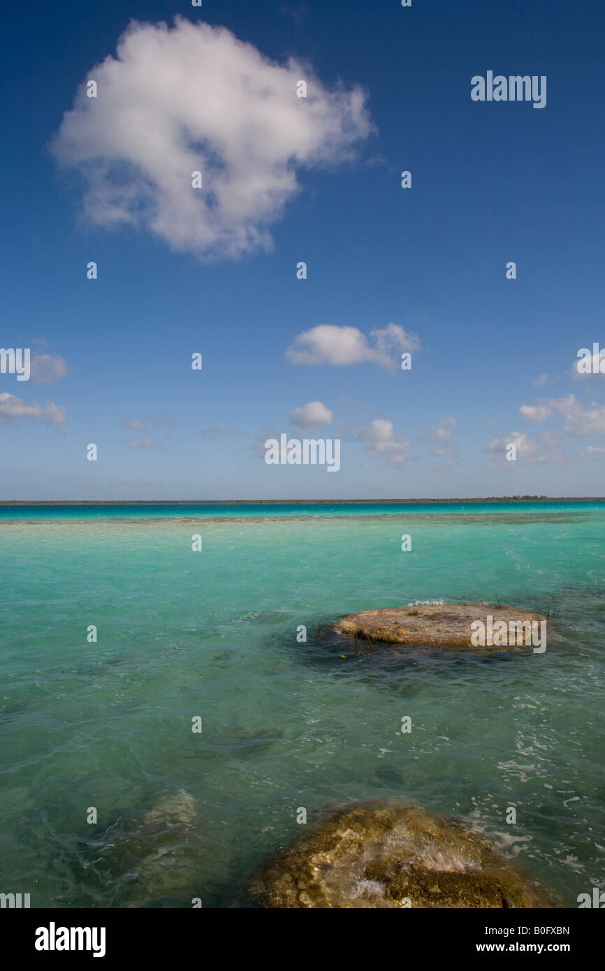 LAGUNA BACALARS EXOTISCHEN TROPISCHEN STRAND MIT BLAUER HIMMEL, WEIßE WOLKEN UND CRYSTAL TIRQUAZ SEEWASSER Stockfoto