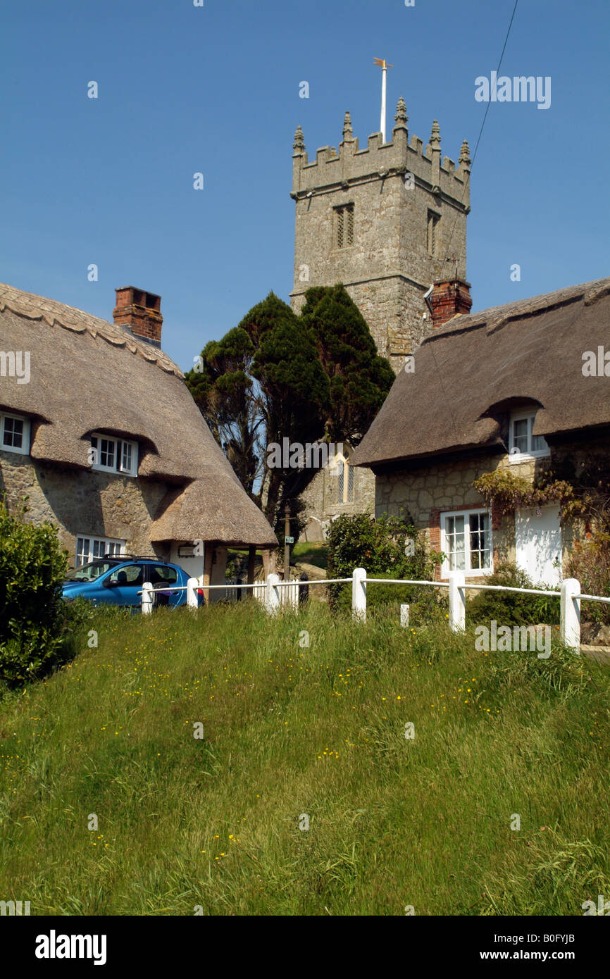 Strohgedeckten Hütten und Kirche bei Godshill Isle of Wight, England Stockfoto