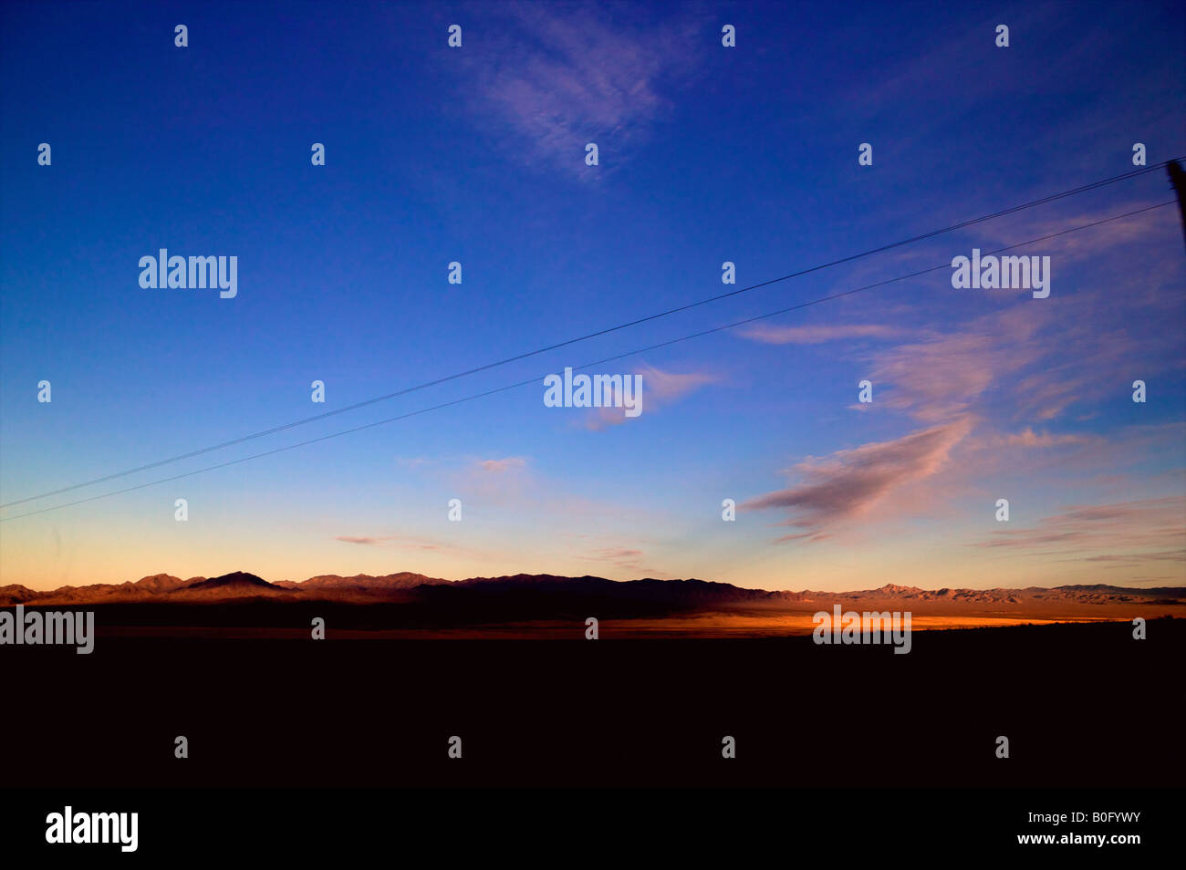 Mojave-Wüstenlandschaft California sunset große Freifläche in Wüste unter offenem Himmel bei Abenddämmerung Freiheit allein mit Drähten Stockfoto