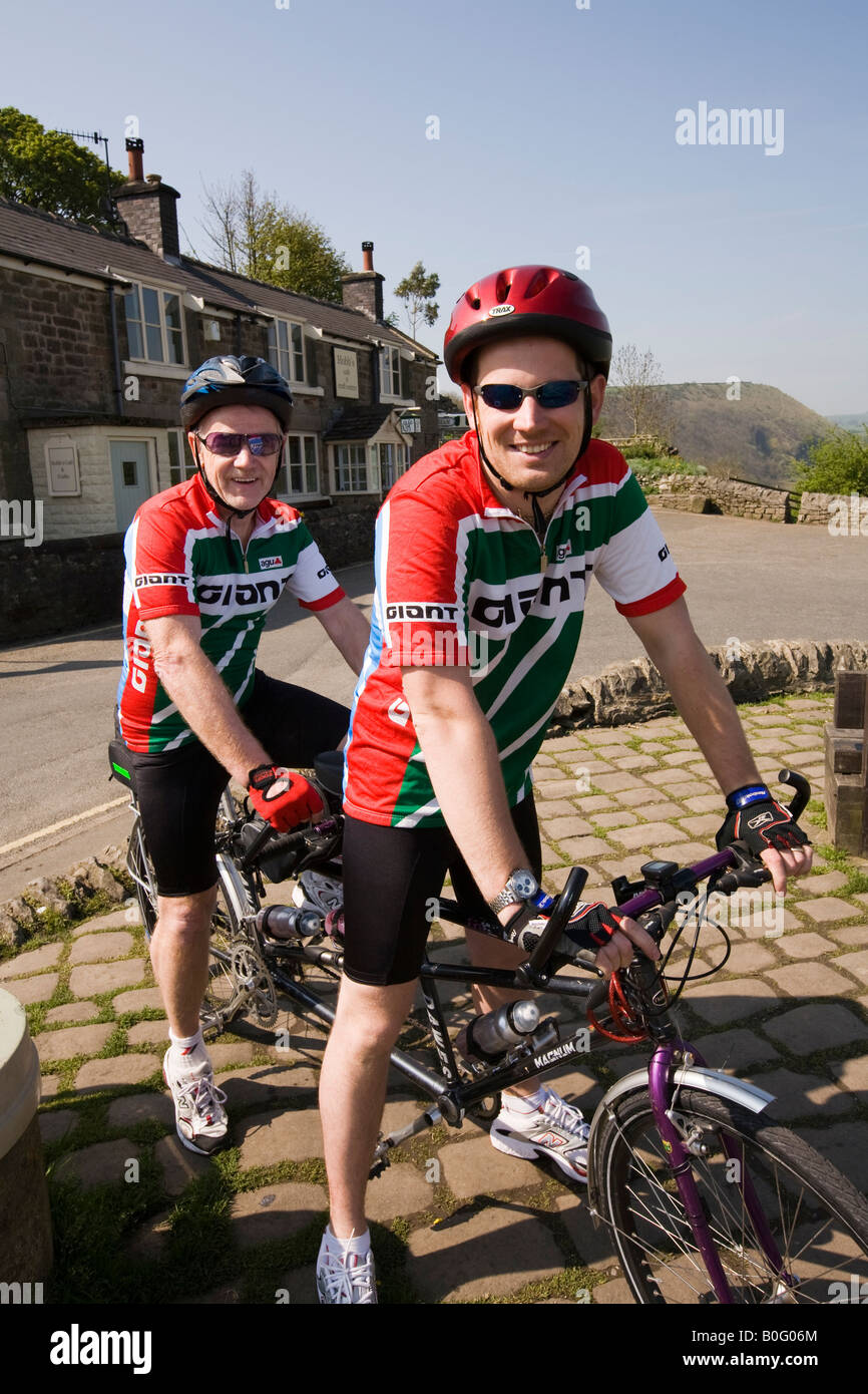 UK Derbyshire Peak District National Park Monsal Kopf Vater und Sohn Radfahrer auf Touren tandem Stockfoto