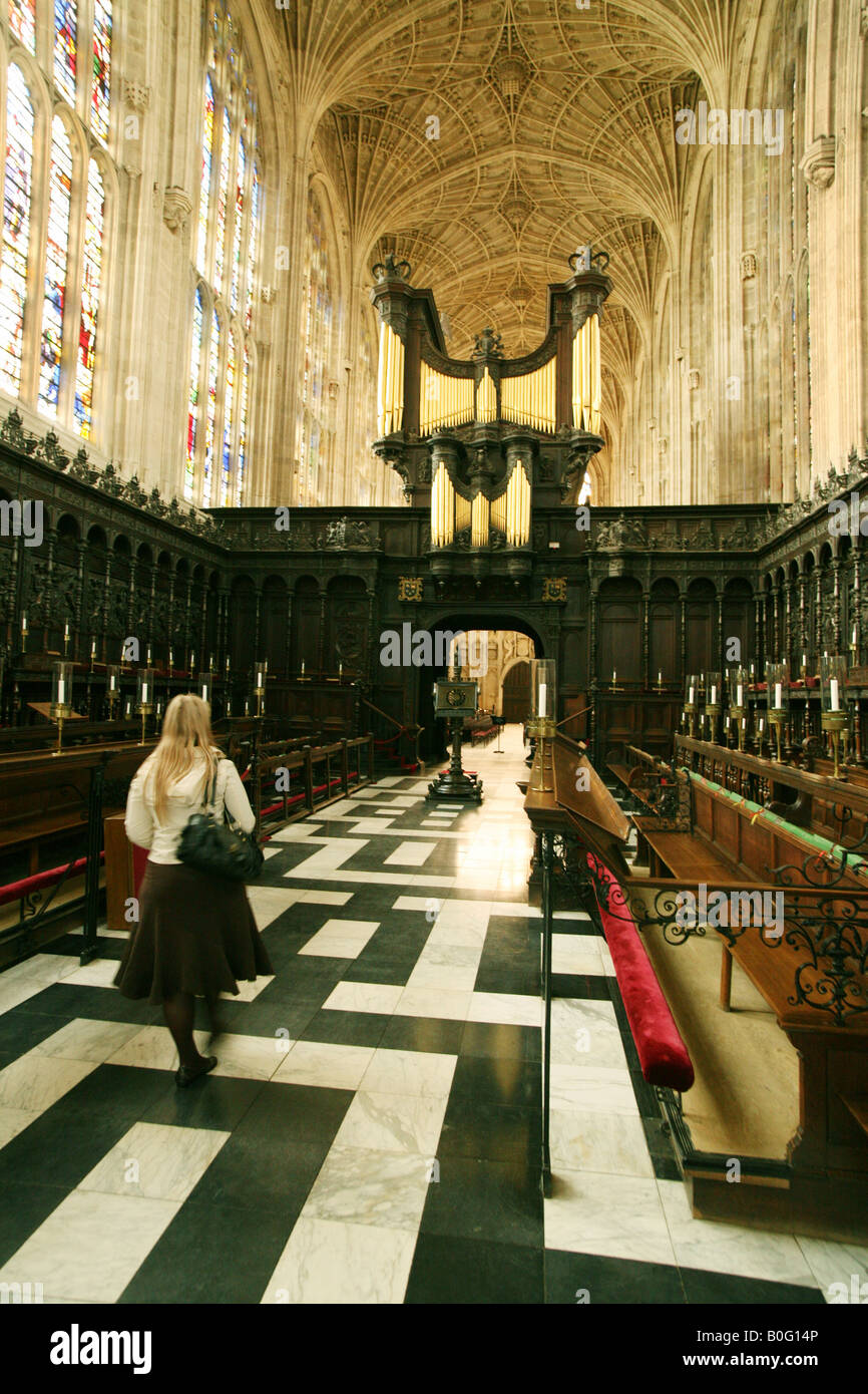 Cambridge UK Tourism: Eine touristische Frau bewundert das Innere der prächtigen Kings College Chapel in Cambridge, Großbritannien. Tourismus in Großbritannien Stockfoto