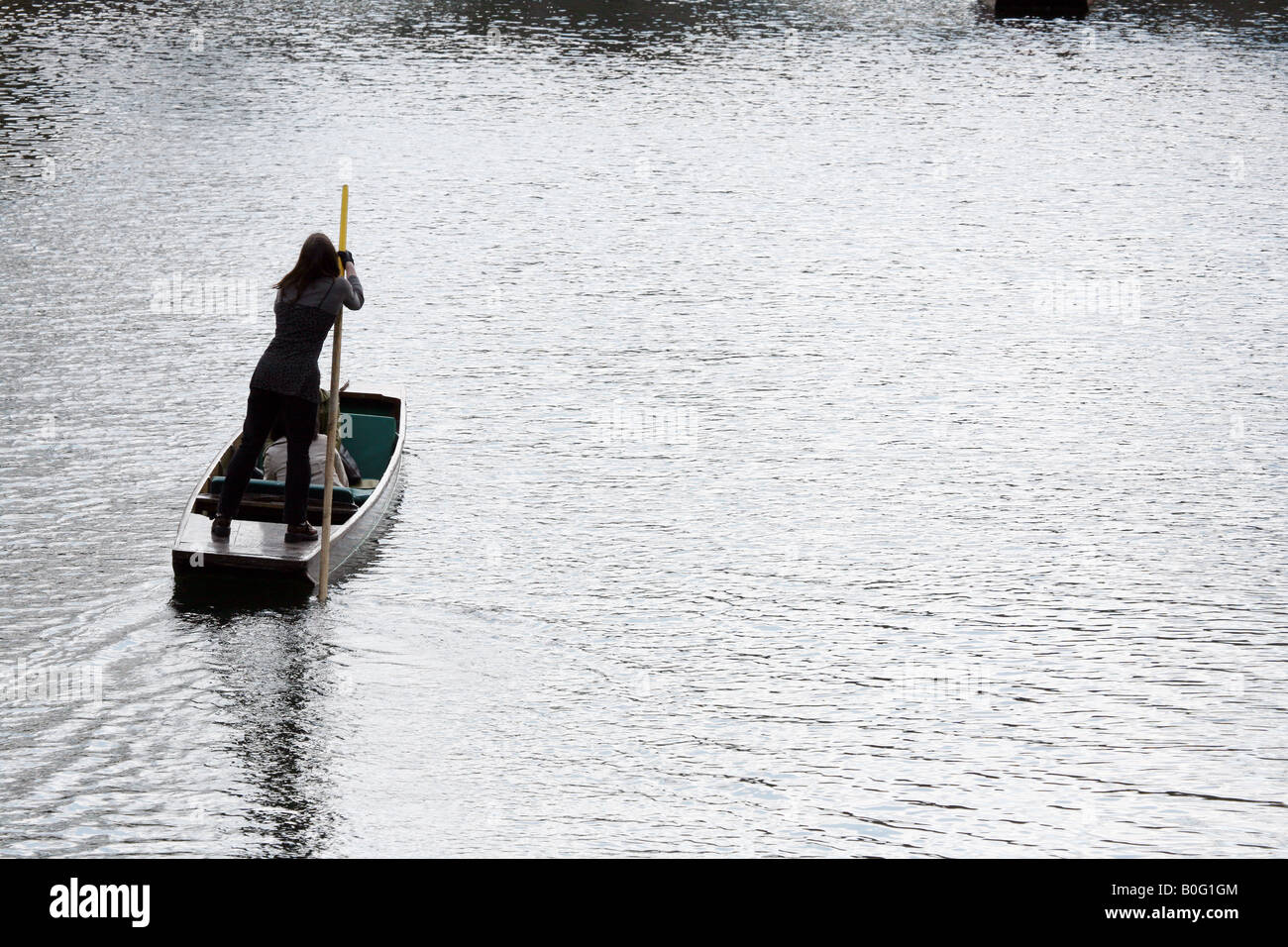 Eine Mädchen flache Boot entlang des Flusses Cam, Cambridge England Stockfoto