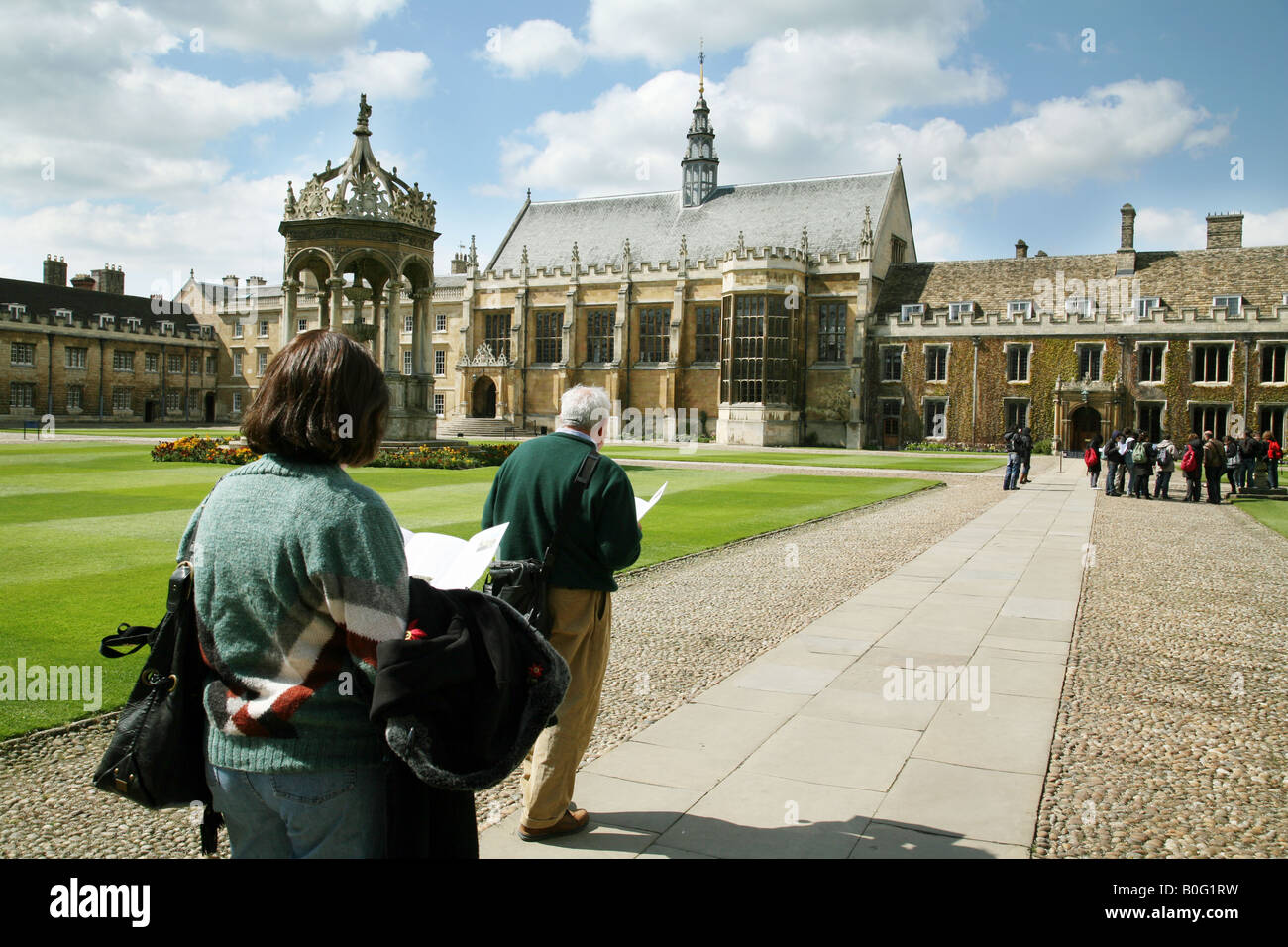 Touristen Studie einen Plan des Trinity College, Universität Cambridge, in der große Hof mit Brunnen, Rathaus und Meister Lodge; Cambridge Großbritannien Stockfoto