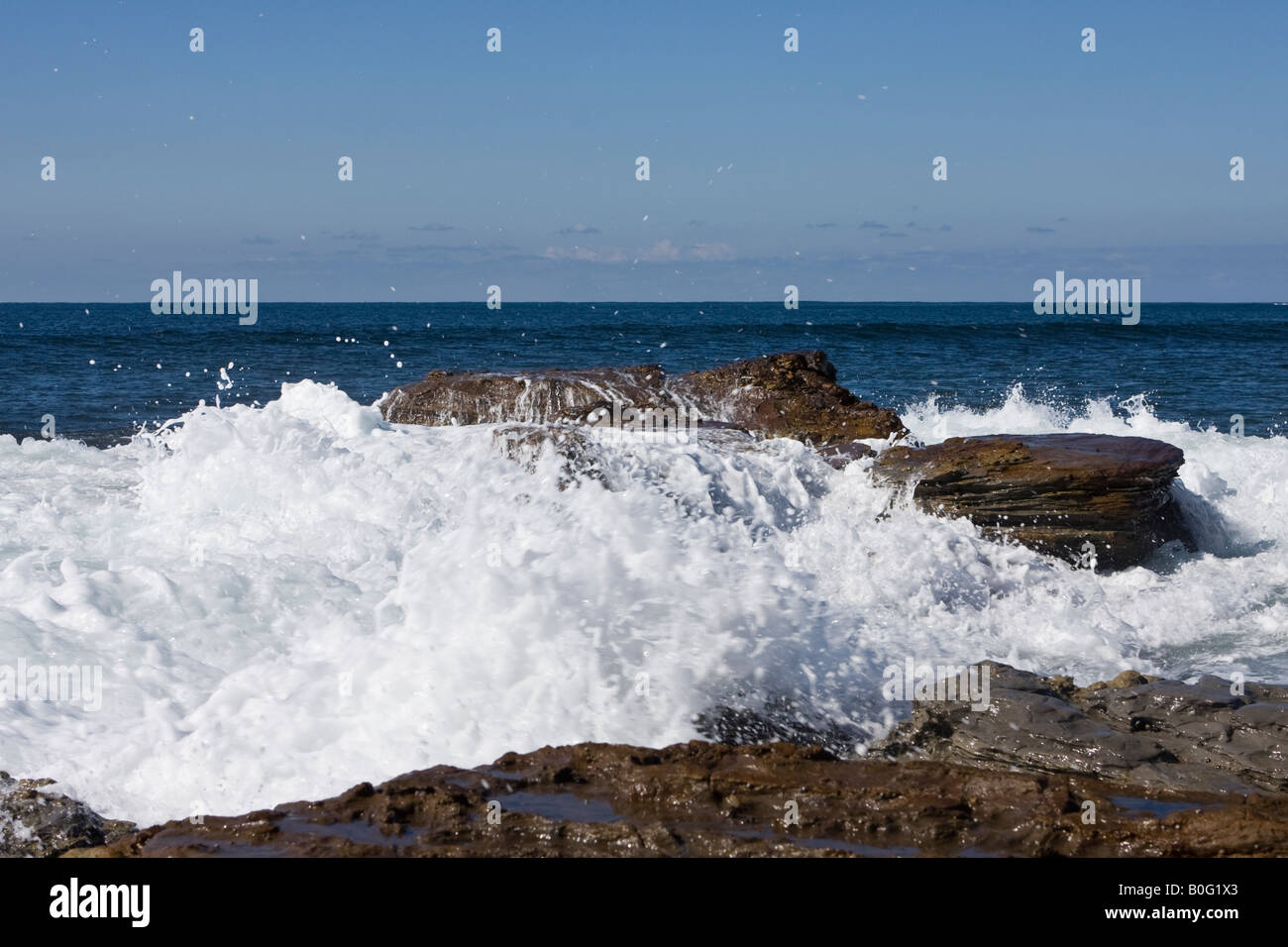Wellen brechen über ein Rock-Regal bei langen Riff Aquatic Reserve Stockfoto
