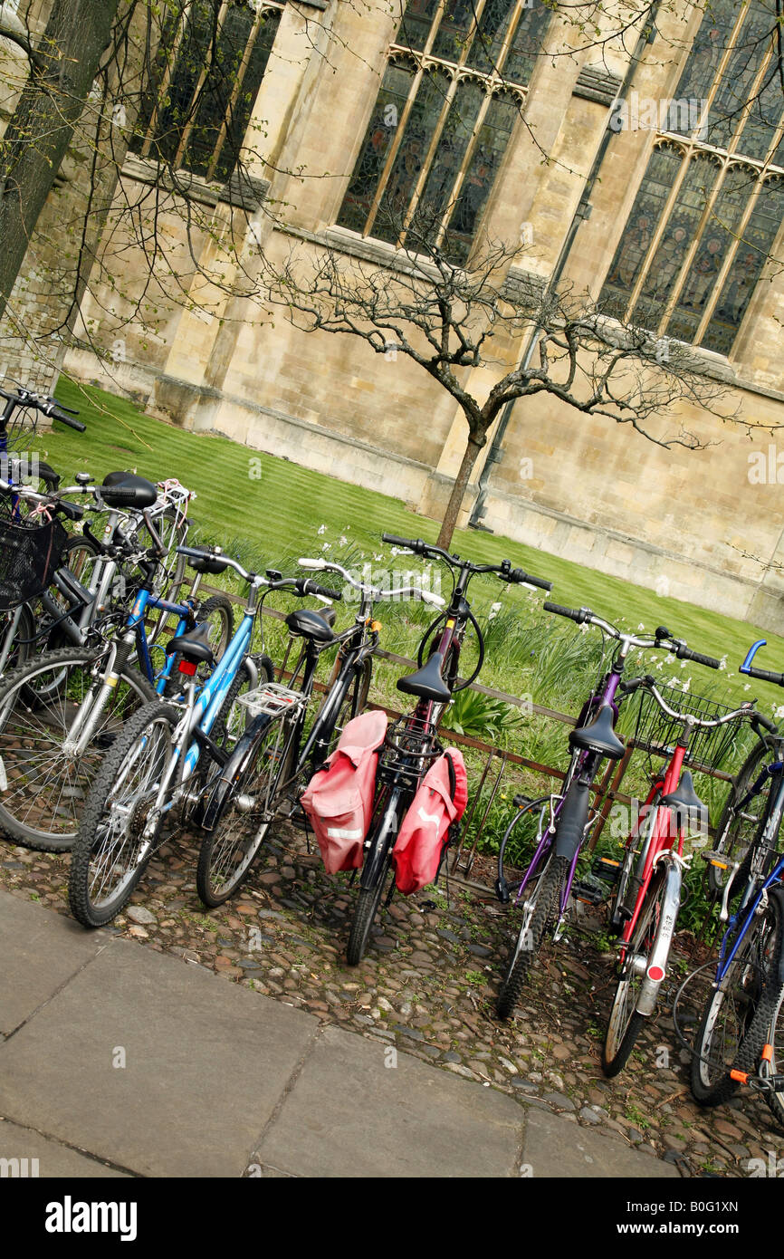 Fahrräder geparkt in einem Zyklus Rack außerhalb Trinity College Chapel, Cambridge University, UK Stockfoto