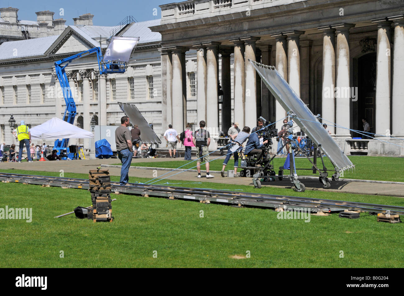 Filmbesatzungen arbeiten im Freien Royal Naval College Greenwich für die Produktion von Charles Dickens Little Dorrit London England UK Stockfoto