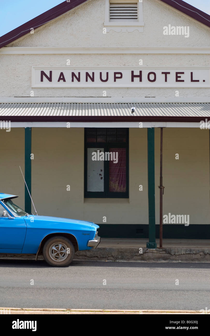 Vor einer Holden Ute außerhalb der Nannup Hotel, Nannup, Western Australia, Australien Stockfoto