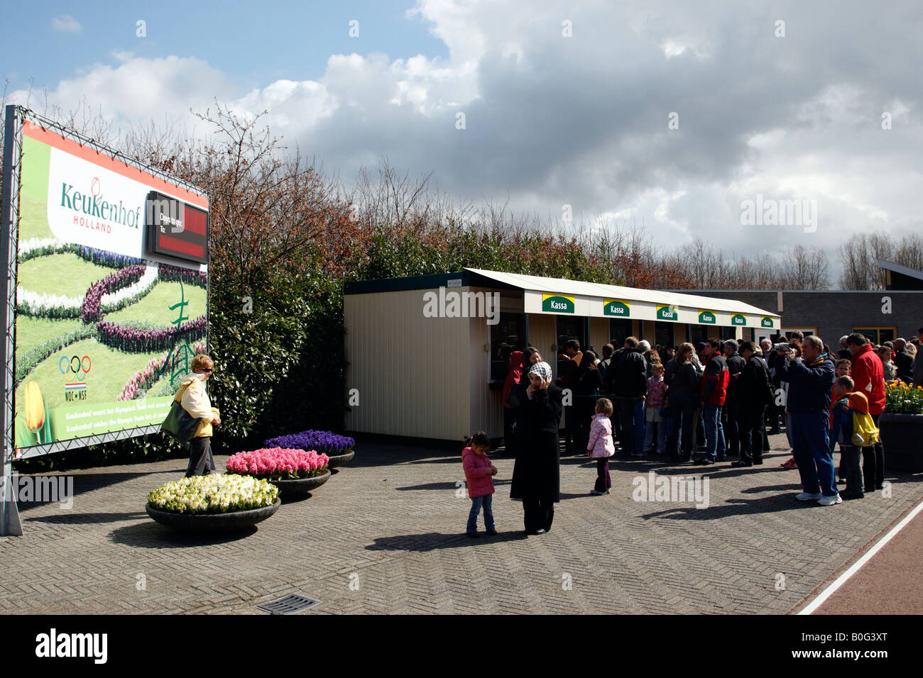 Menschen Schlange, um die größte Lampe Blumenpark Keukenhof in der Welt-Lisse-Holland eingeben Stockfoto