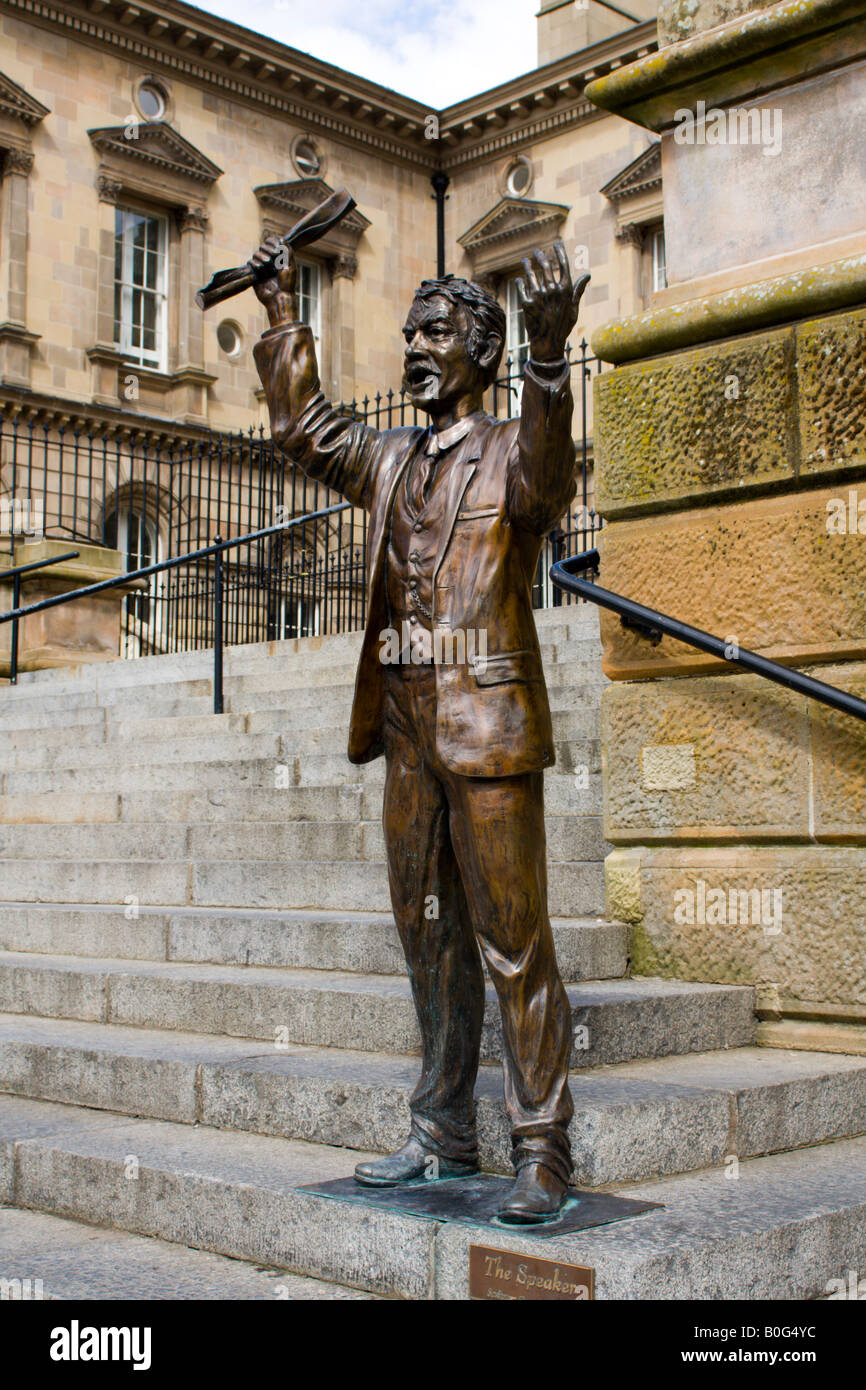 Statue von den Referenten auf den Stufen des Custom House Belfast Stockfoto
