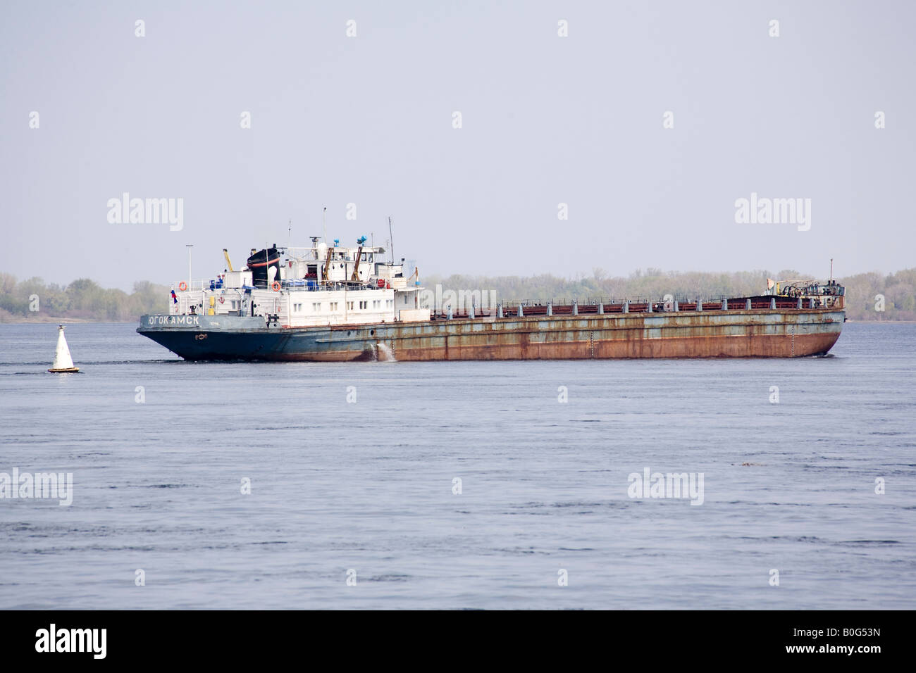 Frachter auf der Wolga in der Nähe von Volgograd (ehemals Stalingrad), Russland, Russische Föderation Stockfoto