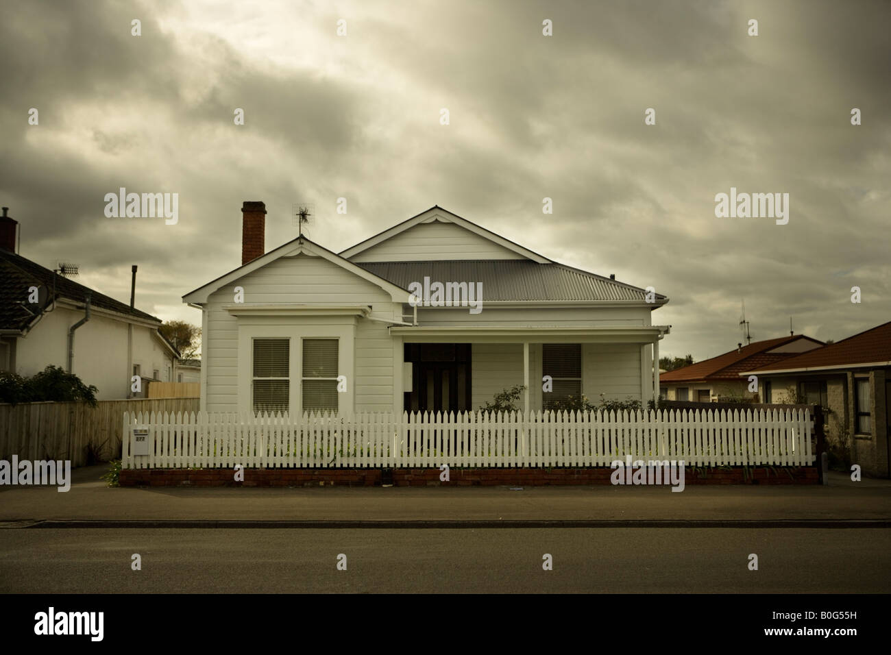Traditionelle Wetterschenkel nach Hause, Palmerston North, Neuseeland. Weiße Holz und weißen Lattenzaun Stockfoto