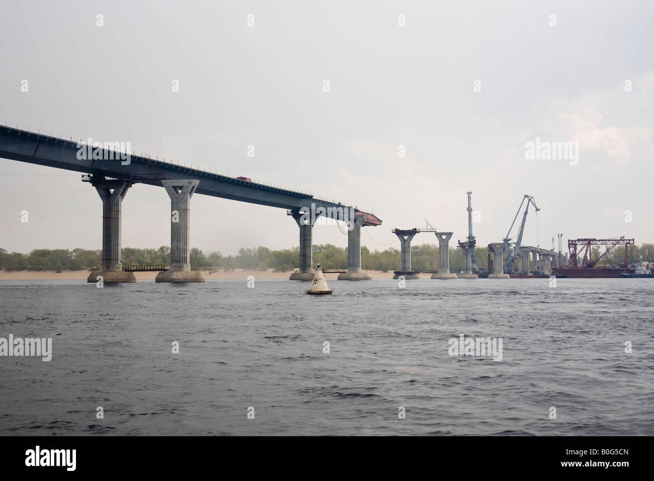 Zuerst immer Brücke über die Wolga während der Bauphase in Volgograd (ehemals Stalingrad), Russland, Russische Föderation Stockfoto