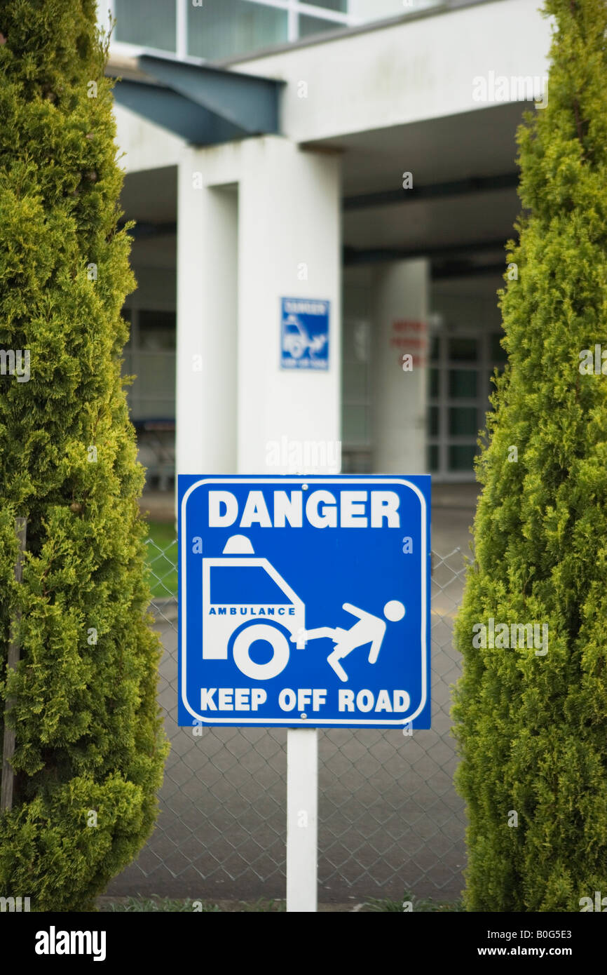 Schild Achtung Fußgänger am Krankenhaus Notfall Eingang schnell Krankenwagen Palmerston North New Zealand Stockfoto