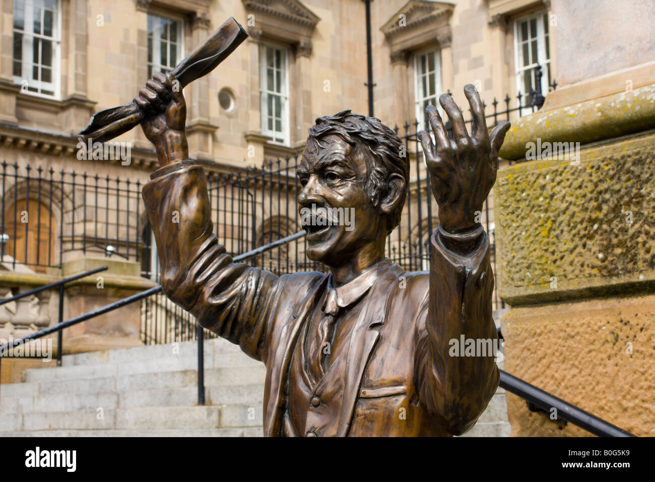 Statue von den Referenten auf den Stufen des Custom House Belfast Stockfoto