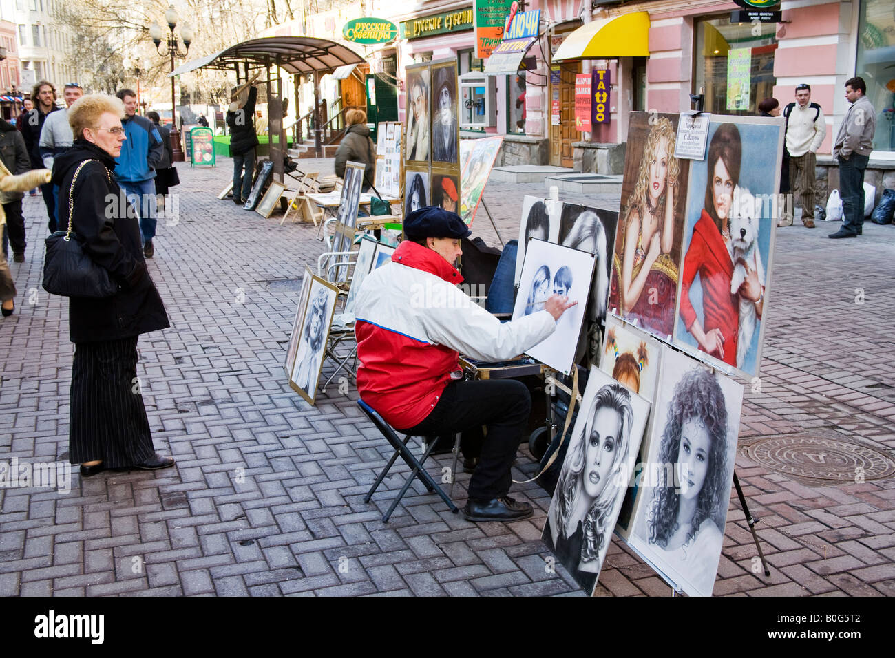 Streetart-Künstler arbeiten in Ulitsa Arbat (alten Arbat), Moskau, Russland, Russische Föderation Stockfoto Streetart-Künstler arbeiten in Ulitsa Arbat (alten Arbat), Moskau, Russland, Russische Föderation Stockfoto