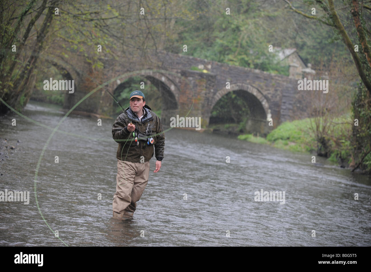 Fliege Fischen am Fluss Lyd mit Anne Voss Bark und FT-Reporter Bob Sherwood Stockfoto
