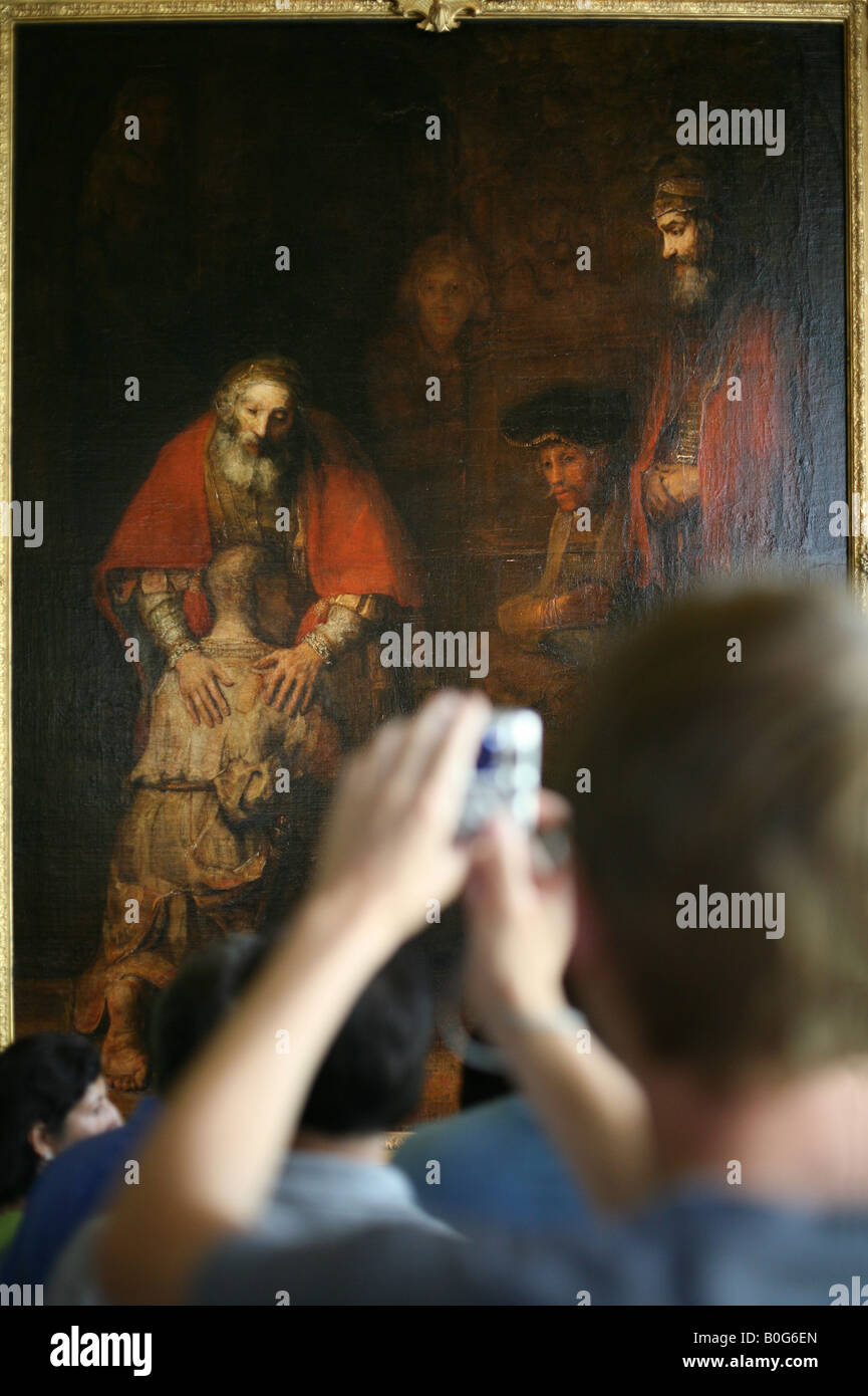 Besucher nehmen Foto von dem berühmten Gemälde von Rembrandt, "Die Rückkehr des verlorenen Sohnes" in der Eremitage Museum, Russland Stockfoto