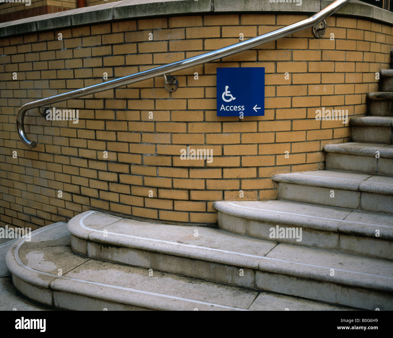 Behindertengerechter Zugang über eine Treppe Sign. London England UK. Stockfoto