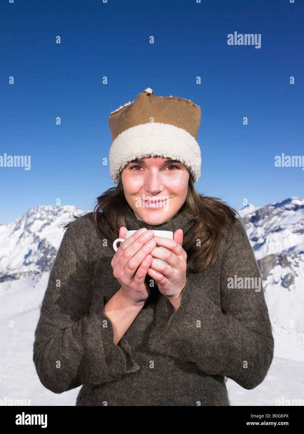 Junge Frau mit Drink in Bergen Stockfoto