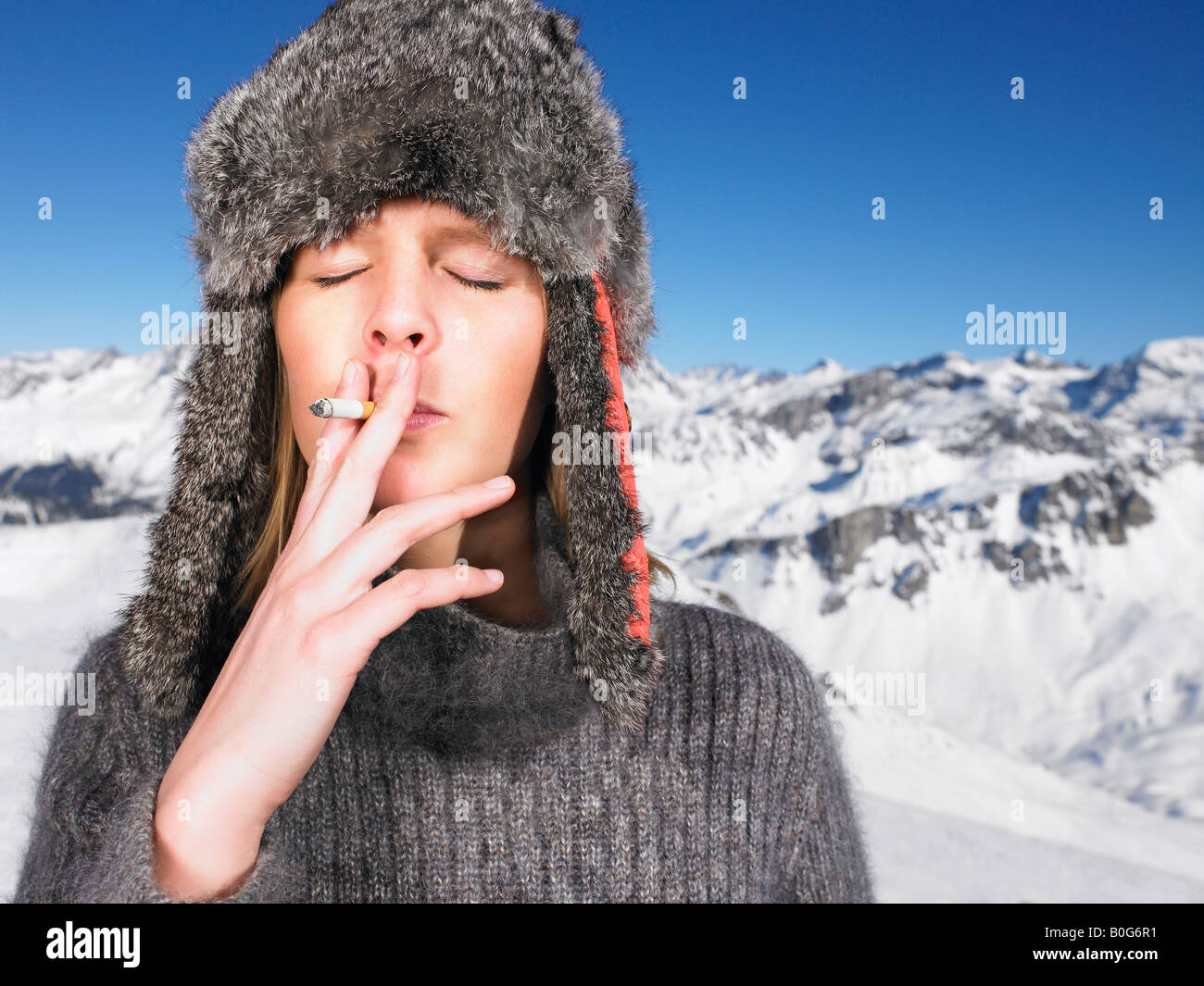 Junge Frau in Hut Rauchen Stockfoto